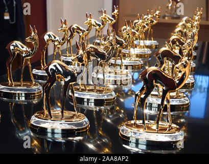 Baden Baden, Germania. Xx Nov, 2019. Bambi i trofei sono mostrati nel Festspielhaus. Il 21.11.2019 la settantunesima Bambi Media premio sarà assegnato. Credito: Uli Deck/dpa/Alamy Live News Foto Stock