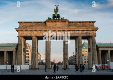 La Porta di Brandeburgo a Berlino. Da una serie di foto di viaggio in Germania. Foto Data: giovedì 14 novembre, 2019. Foto: Roger Garfield/Alamy Foto Stock