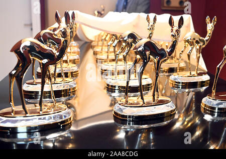 Baden Baden, Germania. Xx Nov, 2019. Bambi i trofei sono mostrati nel Festspielhaus. Il 21.11.2019 la settantunesima Bambi Media premio sarà assegnato. Credito: Uli Deck/dpa/Alamy Live News Foto Stock