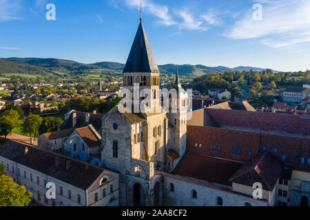 Francia, Saône et Loire, Maconnais, Cluny, abbazia benedettina, chiesa torre campanaria (vista aerea) // Francia Saône-et-Loire (71), nel Mâconnais, Cluny, abbaye Foto Stock