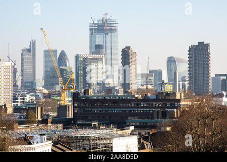 London, England, Regno Unito - 27 Febbraio 2019: il 22 Bishopsgate skyscrape si avvicina a piena altezza in rapida evoluzione skyline della città di Londra financ Foto Stock