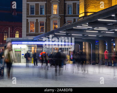 London, England, Regno Unito - 22 Novembre 2018: folle di pendolari a piedi attraverso la stazione ferroviaria di King's Cross a Londra su una sera d'inverno. Foto Stock