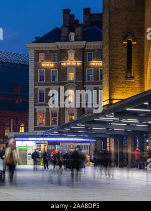 London, England, Regno Unito - 22 Novembre 2018: folle di pendolari a piedi attraverso la stazione ferroviaria di King's Cross a Londra su una sera d'inverno. Foto Stock