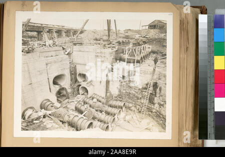Una raccolta di fotografie separate accompagnato da un dattiloscritte, classificati elenco di titoli. Acc. Hdq. R. 402; Catskill Headworks acquedotto. Parte inferiore porta-camera che illustra il terminale di pressione acquedotti; 48 pollici e valvole di controllo 60- inch valvole a saracinesca in luogo. Le valvole del collettore a destra portano alla vasca di aerazione. Contratto 10. Aprile 16, 1913. Foto Stock