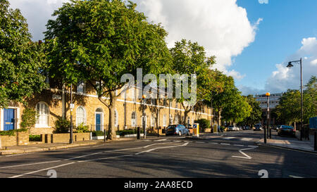 London, England, Regno Unito - 13 Settembre 2017: il sole splende sul Vittoriano tradizionale terrazzati suburbana alloggiamento nella Barnsbury quartiere di Islington in Foto Stock