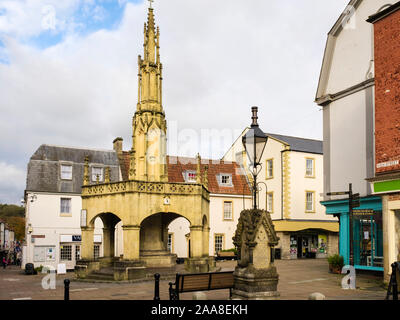 La Croce del mercato e il vecchio pozzo nel centro città. Market Place, Shepton Mallet, Mendip, Somerset, Inghilterra, Regno Unito, Gran Bretagna Foto Stock