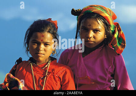 Due ragazze Rai nei loro abiti migliori per Dasaain festival in Seduwa villaggio nella regione Makalu dell est del Nepal Foto Stock