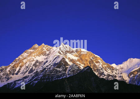 Alpenglow sulla catena Hannapurna da 15000 piedi sul Thulobugin cresta sopra il Kali Gandaki valley in west-central Nepal Foto Stock