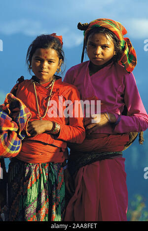 Due ragazze Rai nei loro abiti migliori per Dasaain festival in Seduwa villaggio nella regione Makalu dell est del Nepal Foto Stock