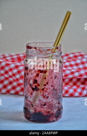 Svuotare confettura di fragole vasetto con coltello in oro Foto Stock