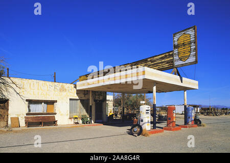 Abbandonata la stazione di gas sul percorso 66, nel sud della California, Stati Uniti d'America Alte Tankstelle an der Road 66 in Südkalifornien Foto Stock