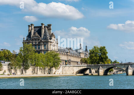 Il museo del Louvre e il brige attraverso la Seine Rive, il più grande del mondo di arte un museo e un monumento storico di Parigi, Francia. Un punto di riferimento centrale del Foto Stock