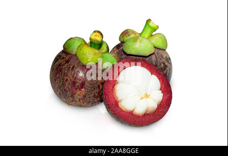 Intero e metà mangosteen con foglie isolati su sfondo bianco Foto Stock