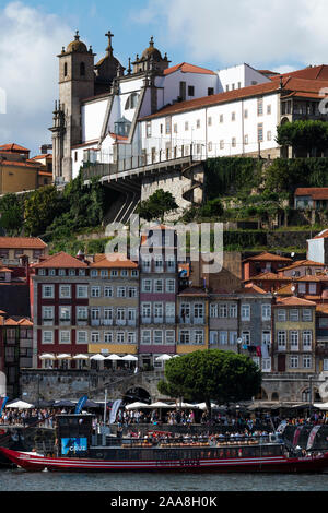 Porto, Portogallo - 26 Luglio 2019: vista panoramica della città di Porto, con tradizionali rabelo imbarcazioni presso il fiume Douro e il quartiere Ribeira, in Foto Stock