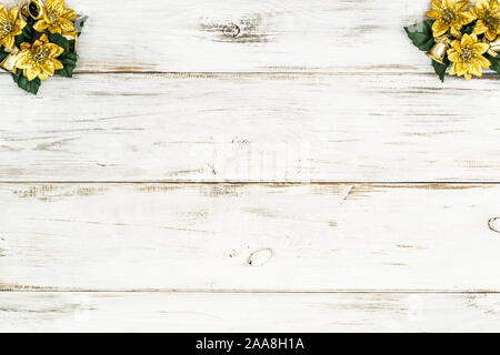 Vuoto bianco sullo sfondo di legno con decorazione di Natale, poinsettia fiori, vista dall'alto Foto Stock