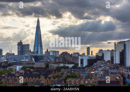 London, England, Regno Unito - 17 Luglio 2015: Il grattacielo Shard, Guys Hospital e il Tower Bridge stand prominenti sulla skyline di Southwark e la frazione di Torre Foto Stock