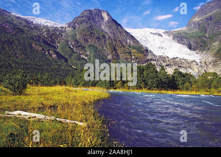 Il Ghiacciaio Boyabreen a strapiombo tra due picchi rocciosi e il fiume Boyabreen, regione di Jostedal, Norvegia Foto Stock