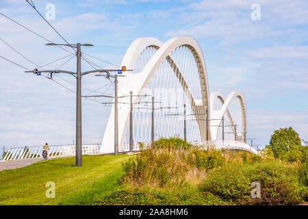 Il Beatus Rhenanus bridge è un ponte sul Reno per tram, i pedoni e i ciclisti che lega insieme di Strasburgo in Francia e Kehl in Germania. Foto Stock