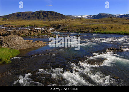 Rapide sul fiume Laxa, Hvalfjordur, west Islanda, con la Medalfell colline dietro. Foto Stock