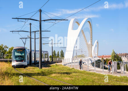 Un piattaforme Citadis tram del tram di Strasburgo ha attraversato il Beatus Rhenanus bridge proveniente da Strasburgo in Francia sul lato opposto del Reno. Foto Stock