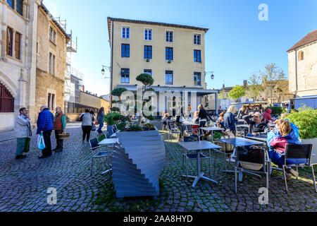 Francia, Saône et Loire, Maconnais, Cluny, caffè terrazza in comune // Francia Saône-et-Loire (71), nel Mâconnais, Cluny, terrasse de café dans la ville Foto Stock