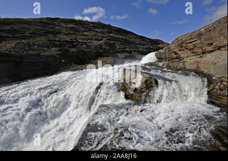 Acqua di disgelo dal ghiacciaio Osterdalsisen sulla strada verso Svartisvatnet, Svartisdalen, Norvegia Foto Stock
