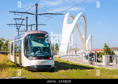 Un piattaforme Citadis tram del tram di Strasburgo ha attraversato il Beatus Rhenanus bridge proveniente da Strasburgo in Francia sul lato opposto del Reno. Foto Stock