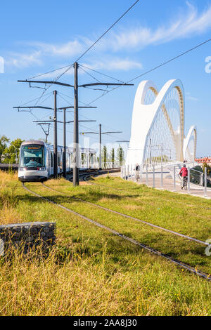 Un piattaforme Citadis tram del tram di Strasburgo ha attraversato il Beatus Rhenanus bridge proveniente da Strasburgo in Francia sul lato opposto del Reno. Foto Stock