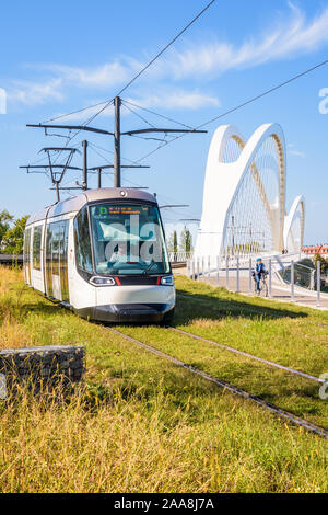 Un piattaforme Citadis tram del tram di Strasburgo ha attraversato il Beatus Rhenanus bridge proveniente da Strasburgo in Francia sul lato opposto del Reno. Foto Stock