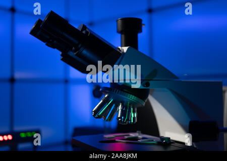 Laboratorio microbiologico microscopio in laboratorio interno Foto Stock