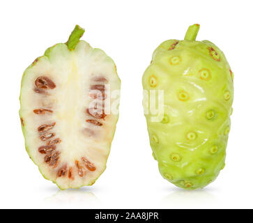 Il noni o Morinda citrifolia e slice isolati su sfondo bianco. Foto Stock