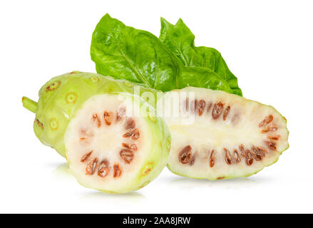 Il Noni o Morinda citrifolia frutti con mezza fettina isolati su sfondo bianco (Rubiaceae Noni, grande morinda, gelso indiano, spiaggia del gelso, formaggio Foto Stock