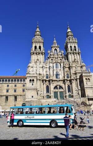 Cattedrale con i pellegrini di scattare foto a Plaza del Obradoiro con il vecchio autobus da esposizione. Santiago de Compostela, Spagna. Luglio 28, 2019. Foto Stock