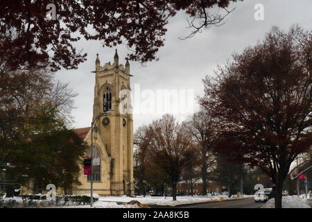 Rochester, New York, Stati Uniti d'America. Novembre 15, 2019. Vista di Oriente Ave e San Paolo Chiesa Episcopale su East Avenue a Rochester, NY dopo un autunno snowfal Foto Stock