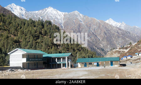 Chitkul, Valle di Sangla Hill, Kinnaur, Himachal Pradesh, India, ottobre 2019 - Ultimo villaggio di governo alto edificio scolastico in India situato in banca di Basp Foto Stock