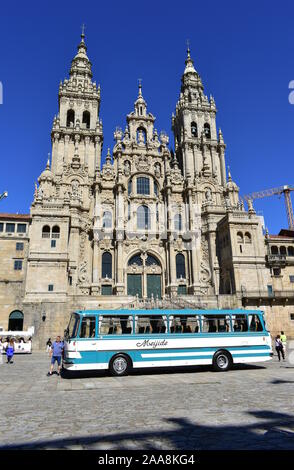 Cattedrale con i pellegrini di scattare foto a Plaza del Obradoiro con il vecchio autobus da esposizione. Santiago de Compostela, Spagna. Luglio 28, 2019. Foto Stock