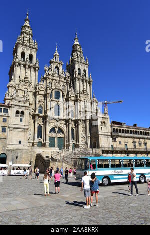 Cattedrale con i pellegrini di scattare foto a Plaza del Obradoiro con il vecchio autobus da esposizione. Santiago de Compostela, Spagna. Luglio 28, 2019. Foto Stock