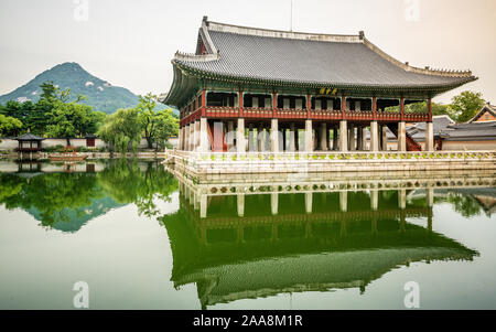 Padiglione Gyeonghoeru e laghetto vista sul palazzo Gyeongbokgung in Seoul e monte Inwangsan in background in Seoul COREA DEL SUD - traduzione : 'Gyeonghoer Foto Stock