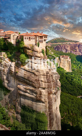 Meteora medievale monastero di Varlaam sulla sommità di un pilastro di roccia in Meteora montagne, Tessaglia, Grecia Foto Stock