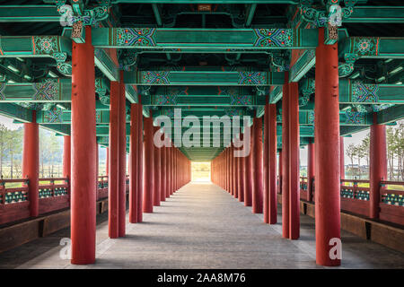 Woljeonggyo ponte coperto con perfettamente allineati colonnato rosso in Gyeongju Corea del Sud Foto Stock