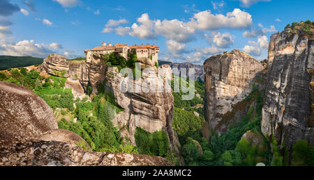 Meteora medievale monastero di Varlaam sulla sommità di un pilastro di roccia in Meteora montagne, Tessaglia, Grecia Foto Stock