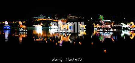 Vista panoramica di Jinju Namgang Yudeung lanterne o festival con lanterne tradizionali di differenti dimensioni galleggiante sul fiume Nam e fortres illuminato Foto Stock