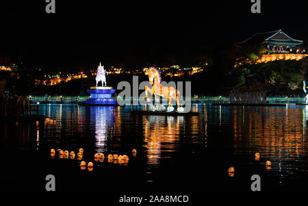 Jinju Namgang Yudeung lanterne o festival con lanterne tradizionali di differenti dimensioni galleggiante sul fiume Nam e illuminato Jinju fortezza nel sud K Foto Stock