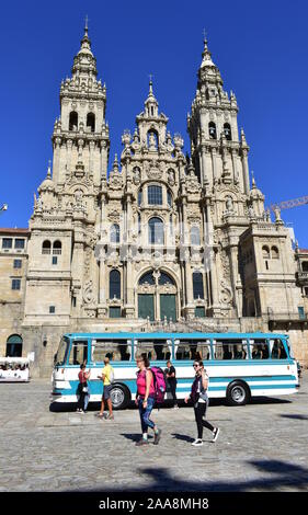 Cattedrale con i pellegrini di scattare foto a Plaza del Obradoiro con il vecchio autobus da esposizione. Santiago de Compostela, Spagna. Luglio 28, 2019. Foto Stock