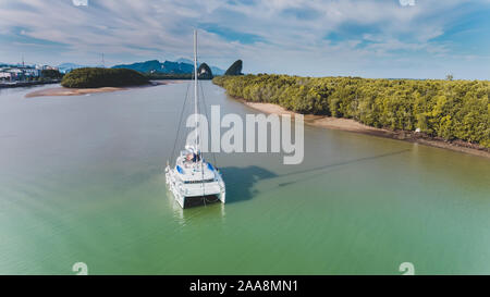 Top vista dal cielo del lungo fiume e mangrovie forrest all'aperto con illuminazione di sun. Foto Stock