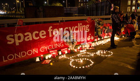 London, England, Regno Unito - 13 Novembre 2013: persone in lutto e manifestanti accendono le candele in una veglia a lato della zona est di Londra il famigerato Bow rotatoria seguire Foto Stock