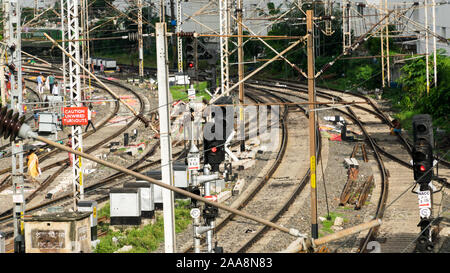 Quella di Howrah, Calcutta, 20 agosto 2019 - Vista di un più complicato indiano via ferroviaria del sud est della ferrovia in una stazione nell'area della piattaforma. Nazionale dell'India Foto Stock