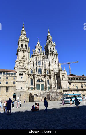 Cattedrale con i pellegrini di scattare foto a Plaza del Obradoiro con il vecchio autobus da esposizione. Santiago de Compostela, Spagna. Luglio 28, 2019. Foto Stock