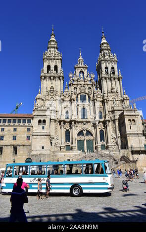 Cattedrale con i pellegrini di scattare foto a Plaza del Obradoiro con il vecchio autobus da esposizione. Santiago de Compostela, Spagna. Luglio 28, 2019. Foto Stock