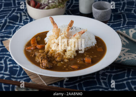 Il curry giapponese con gamberi fritti rabbocco o ebi tempura kare riso. Foto Stock